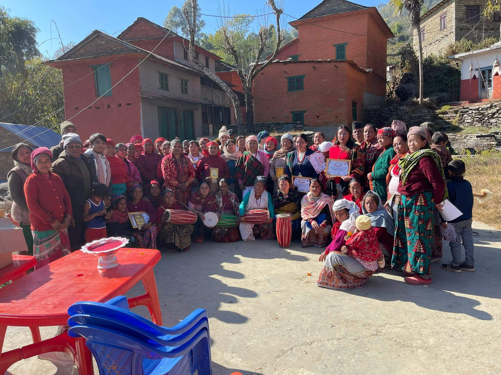 देउँसी–भैलोबाट संकलित रकमले आमा समूहलाई बाद्यबादन सामग्री वितरण